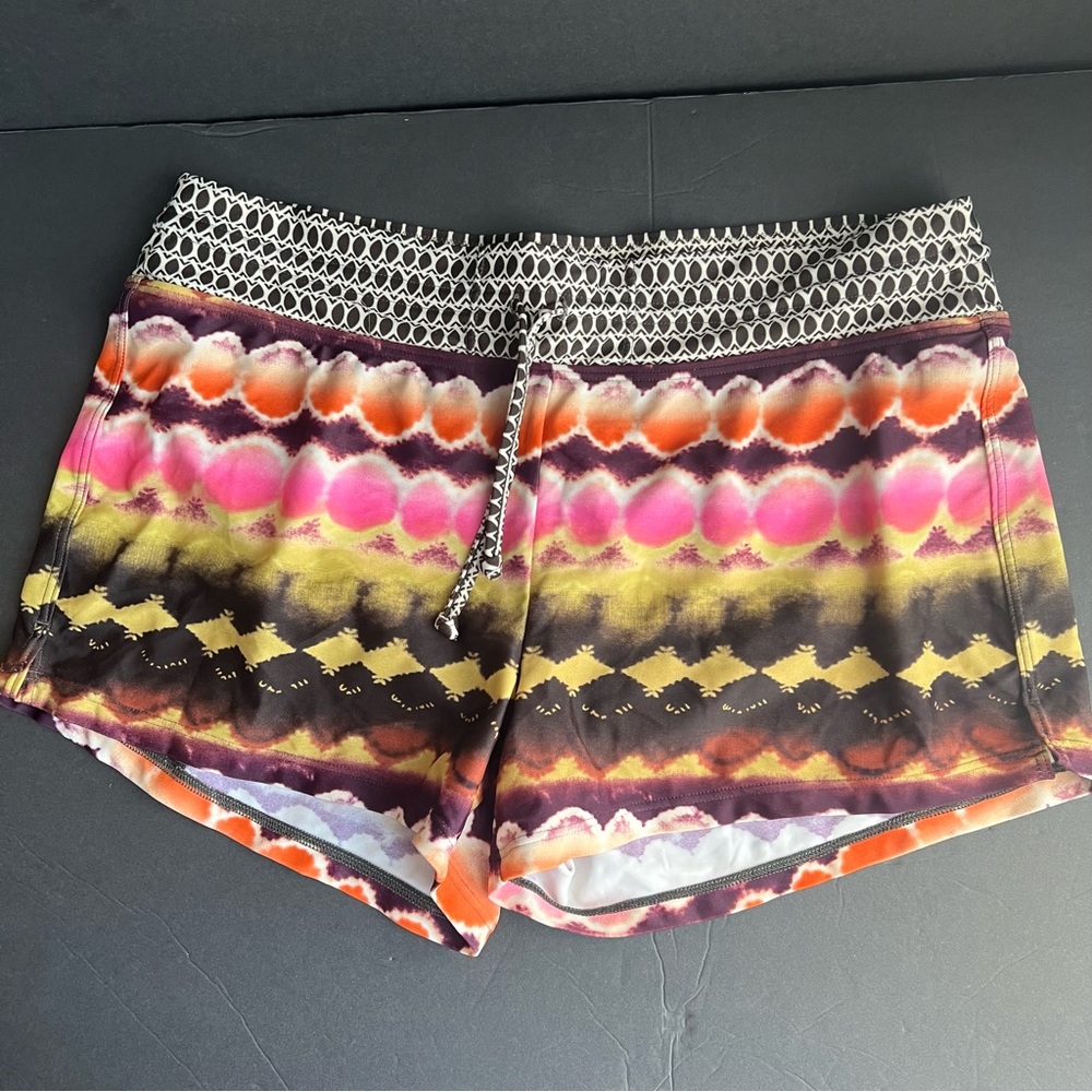 Athleta Women’s multi-color design workout shorts, size Large💛